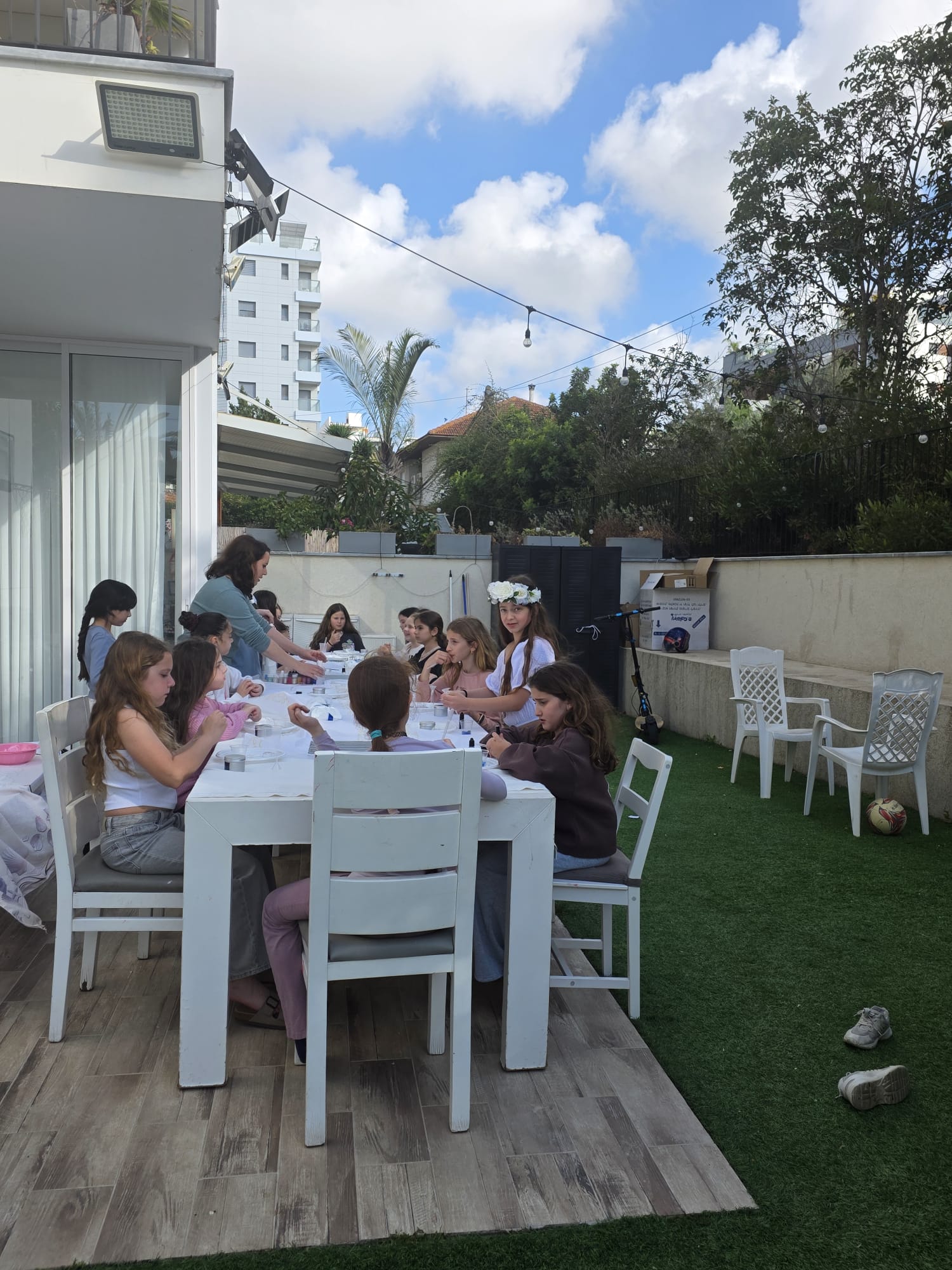 אווירה מהסטודיו - יצירה משותפת בחצר