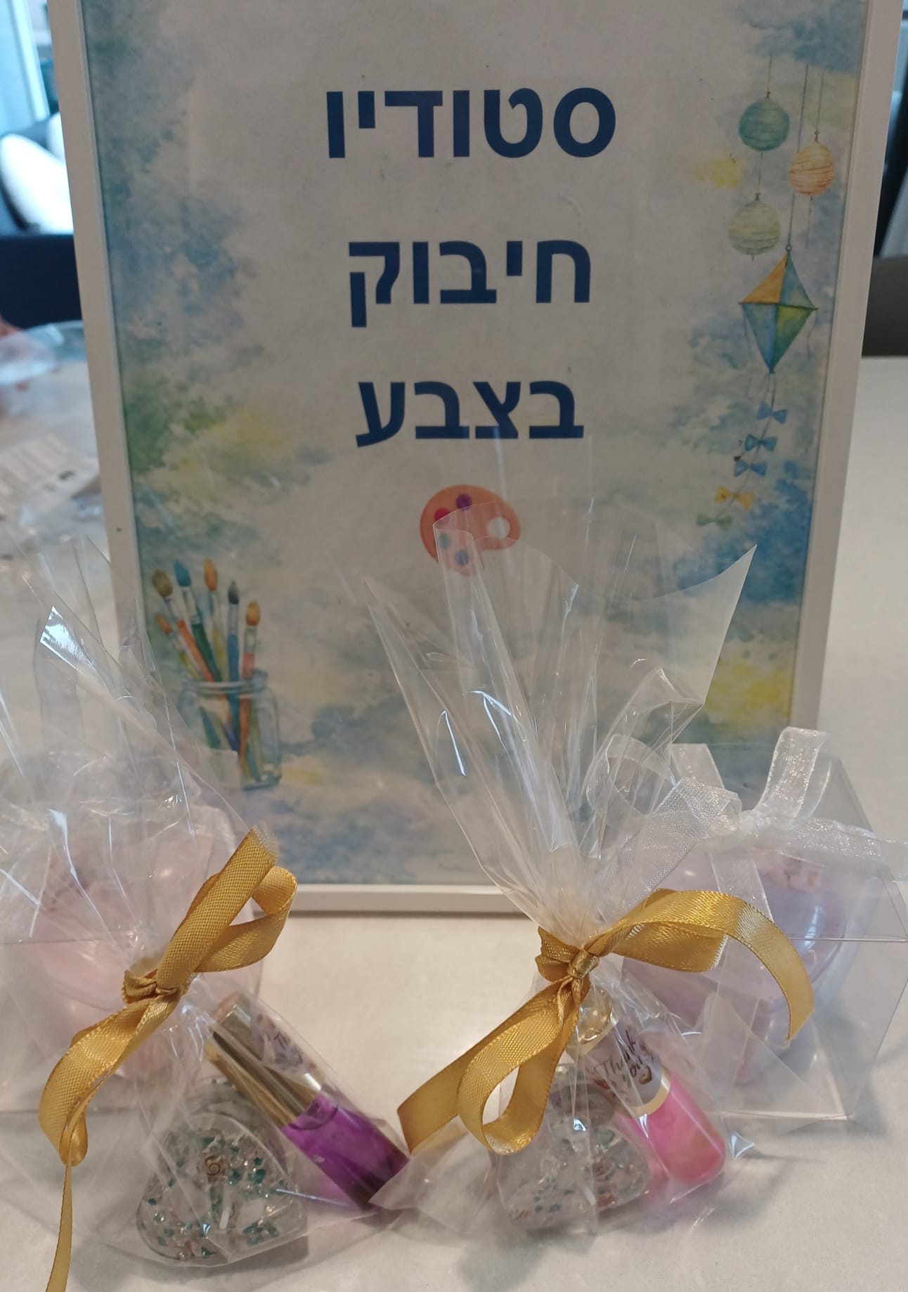 בנות עובדות ומהנות בסדנה ריחנית